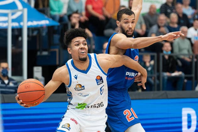 Len Schoormann (Skyliners, 6), Jamel Morris (MBC, 20), Syntainics MBC vs. Fraport Skyliners, Basketball Bundesliga, Maenner, 2021 2022, 25. Spieltag, 13.03.2022, Syntainics MBC vs. Fraport Skyliners, Basketball Bundesliga, Maenner, 2021 2022, 25. Spieltag, 13.03.2022, Weissenfels