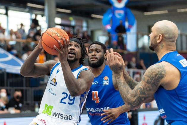 Will Cherry (Skyliners, 29), AJ English (MBC, 4), Sergio Kerusch (MBC, 07), Syntainics MBC vs. Fraport Skyliners, Basketball Bundesliga, Maenner, 2021 2022, 25. Spieltag, 13.03.2022, Syntainics MBC vs. Fraport Skyliners, Basketball Bundesliga, Maenner, 2021 2022, 25. Spieltag, 13.03.2022, Weissenfels