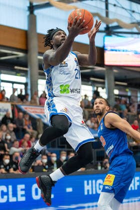 Will Cherry (Skyliners, 29), Jamel Morris (MBC, 20), Syntainics MBC vs. Fraport Skyliners, Basketball Bundesliga, Maenner, 2021 2022, 25. Spieltag, 13.03.2022, Syntainics MBC vs. Fraport Skyliners, Basketball Bundesliga, Maenner, 2021 2022, 25. Spieltag, 13.03.2022, Weissenfels