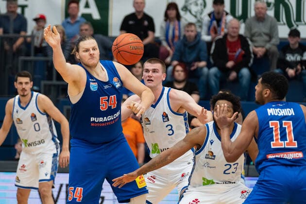 John Bryant (MBC, 54), Matt Haarms (Skyliners, 3), Quantez Robertson (Skyliners, 23), Kostja Mushidi (MBC, 11), Syntainics MBC vs. Fraport Skyliners, Basketball Bundesliga, Maenner, 2021 2022, 25. Spieltag, 13.03.2022, Syntainics MBC vs. Fraport Skyliners, Basketball Bundesliga, Maenner, 2021 2022, 25. Spieltag, 13.03.2022, Weissenfels