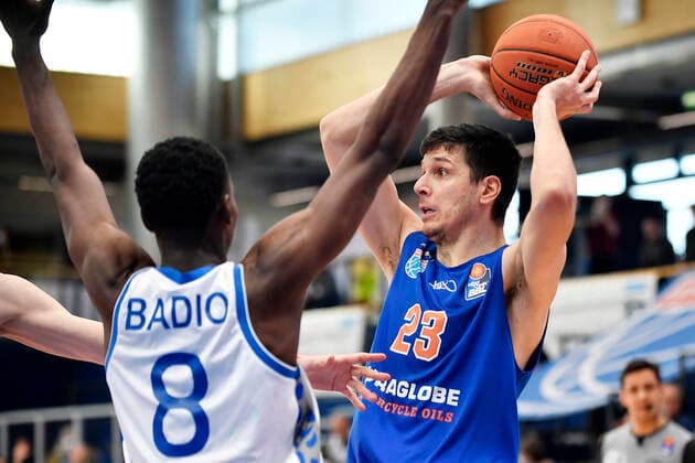 Basketball, 1. Bundesliga, Saison 2021 2022, Nachholspiel 15. Spieltag, SYNTAINICS MBC (Mitteldeutscher Basketball Club Weissenfels) vs. Fraport Skyliners Frankfurt Main (13.03.2022) Goran Huskic (Center MBC Weissenfels, Rueckennummer 23) (re.) am Ball gegen Brancou Badio (Guard Skyliners Frankfurt, Rueckennummer 8) (li.) beim Spiel Weißenfels gegen Fraport Skyliners Frankfurt (13. 03. 2022) Weißenfels Sachsen-Anhalt Deutschland Stadthalle Weißenfels