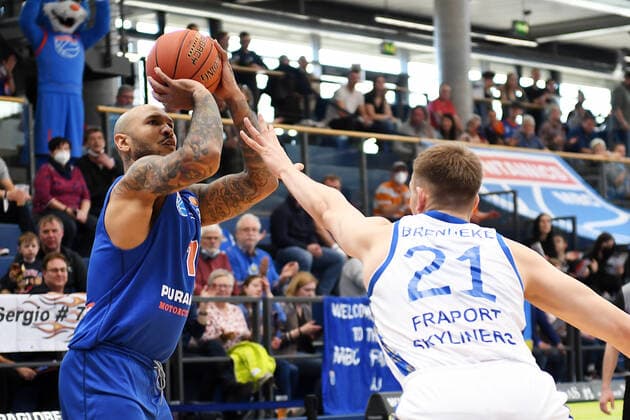 Basketball, 1. Bundesliga, Saison 2021 2022, Nachholspiel 15. Spieltag, SYNTAINICS MBC (Mitteldeutscher Basketball Club Weissenfels) vs. Fraport Skyliners Frankfurt Main (13.03.2022) Sergio Kerusch (Forward MBC Weissenfels, Rueckennummer 7) beim Wurf am Ball gegen Lorenz Brenneke (Forward Skyliners Frankfurt, Rueckennummer 21) (re.) beim Spiel Weißenfels gegen Fraport Skyliners Frankfurt (13. 03. 2022) Weißenfels Sachsen-Anhalt Deutschland Stadthalle Weißenfels