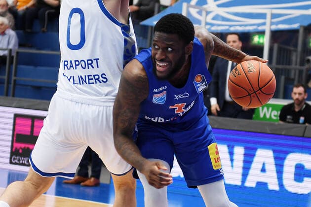 Basketball, 1. Bundesliga, Saison 2021 2022, Nachholspiel 15. Spieltag, SYNTAINICS MBC (Mitteldeutscher Basketball Club Weissenfels) vs. Fraport Skyliners Frankfurt Main (13.03.2022) AJ English (Power Guard MBC Weissenfels, Rueckennummer 4) (re.) am Ball gegen Lukas Wank (Guard Skyliners Frankfurt, Rueckennummer 0) (li.) beim Spiel Weißenfels gegen Fraport Skyliners Frankfurt (13. 03. 2022) Weißenfels Sachsen-Anhalt Deutschland Stadthalle Weißenfels