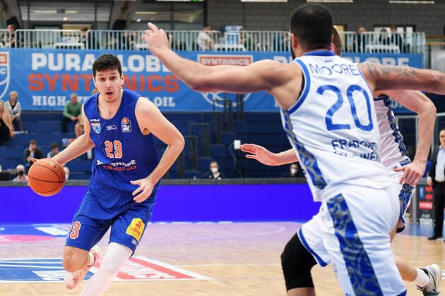 Basketball, 1. Bundesliga, Saison 2021 2022, Nachholspiel 15. Spieltag, SYNTAINICS MBC (Mitteldeutscher Basketball Club Weissenfels) vs. Fraport Skyliners Frankfurt Main (13.03.2022) Goran Huskic (Center MBC Weissenfels, Rueckennummer 23) (li.) am Ball gegen Rasheed Moore (Forward Skyliners Frankfurt, Rueckennummer 20) (re.) beim Spiel Weißenfels gegen Fraport Skyliners Frankfurt (13. 03. 2022) Weißenfels Sachsen-Anhalt Deutschland Stadthalle Weißenfels