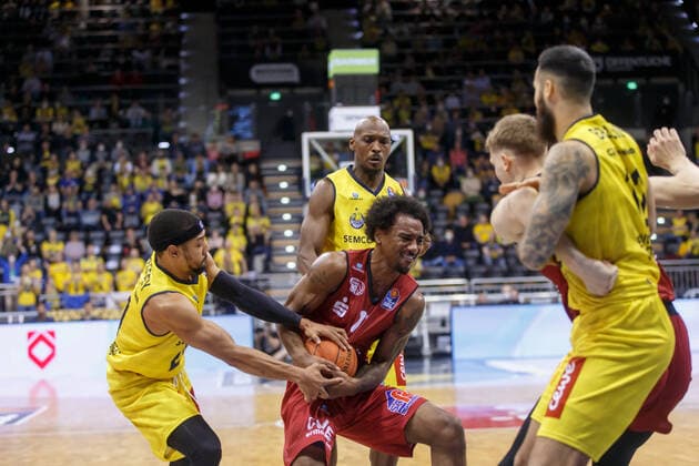 Oldenburg, Niedersachsen, DEU, 13.03.2022, Isiaha Mike (Mitte, Niners Chemnitz), Phil Pressey (links, EWE Baskets Oldenburg) und Rickey Paulding (Mitte, EWE Baskets Oldenburg). EWE Baskets Oldenburg vs. Niners Chemnitz. 1. Basketball-Bundesliga Saison 2021 2022, 25. Spieltag, Grosse EWE Arena. EWE Baskets Oldenburg vs. Niners Chemnitz