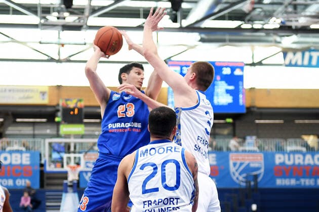 Basketball, 1. Bundesliga, Saison 2021 2022, Nachholspiel 15. Spieltag, SYNTAINICS MBC (Mitteldeutscher Basketball Club Weissenfels) vs. Fraport Skyliners Frankfurt Main (13.03.2022) Goran Huskic (Center MBC Weissenfels, Rueckennummer 23) (li.) am Ball gegen Matt Haarms (Center Skyliners Frankfurt, Rueckennummer 3) und Rasheed Moore (Forward Skyliners Frankfurt, Rueckennummer 20) (re.) beim Spiel Weißenfels gegen Fraport Skyliners Frankfurt (13. 03. 2022) Weißenfels Sachsen-Anhalt Deutschland Stadthalle Weißenfels