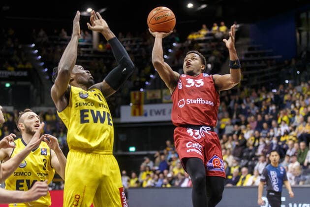 Oldenburg, Niedersachsen, DEU, 13.03.2022, Eric Washington (rechts, Niners Chemnitz), Tai Odiase (Mitte, EWE Baskets Oldenburg) unnd Max Heidegger (links, EWE Baskets Oldenburg). EWE Baskets Oldenburg vs. Niners Chemnitz. 1. Basketball-Bundesliga Saison 2021 2022, 25. Spieltag, Grosse EWE Arena. EWE Baskets Oldenburg vs. Niners Chemnitz