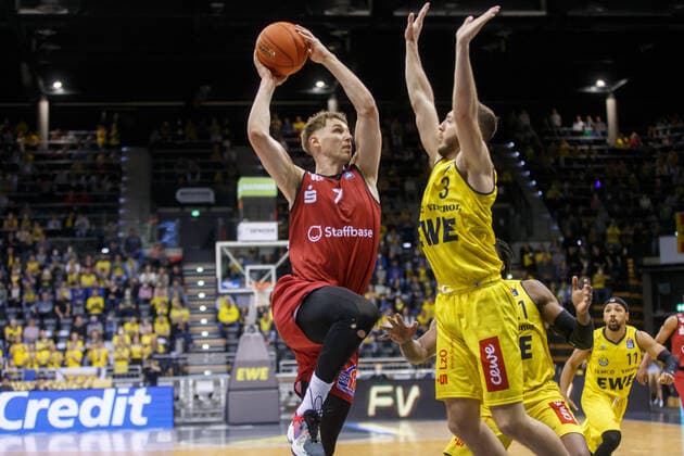 Oldenburg, Niedersachsen, DEU, 13.03.2022, Jonas Richter (links, Niners Chemnitz) und Max Heidegger (rechts, EWE Baskets Oldenburg). EWE Baskets Oldenburg vs. Niners Chemnitz. 1. Basketball-Bundesliga Saison 2021 2022, 25. Spieltag, Grosse EWE Arena. EWE Baskets Oldenburg vs. Niners Chemnitz