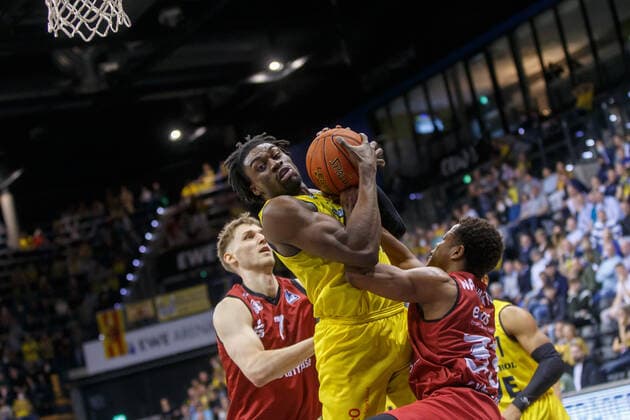 Oldenburg, Niedersachsen, DEU, 13.03.2022, Tai Odiase (Mitte, EWE Baskets Oldenburg), Eric Washington (rechts, Niners Chemnitz) und Jonas Richter (links, Niners Chemnitz). EWE Baskets Oldenburg vs. Niners Chemnitz. 1. Basketball-Bundesliga Saison 2021 2022, 25. Spieltag, Grosse EWE Arena. EWE Baskets Oldenburg vs. Niners Chemnitz