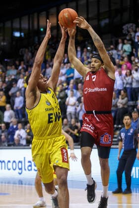 Oldenburg, Niedersachsen, DEU, 13.03.2022, Nelson Weidemann (rechts, Niners Chemnitz) und TJ Holyfield (EWE Baskets Oldenburg). EWE Baskets Oldenburg vs. Niners Chemnitz. 1. Basketball-Bundesliga Saison 2021 2022, 25. Spieltag, Grosse EWE Arena. EWE Baskets Oldenburg vs. Niners Chemnitz