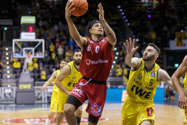 Oldenburg, Niedersachsen, DEU, 13.03.2022, Nelson Weidemann (Mitte, Niners Chemnitz) und Matt Farrell (rechts, EWE Baskets Oldenburg). EWE Baskets Oldenburg vs. Niners Chemnitz. 1. Basketball-Bundesliga Saison 2021 2022, 25. Spieltag, Grosse EWE Arena. EWE Baskets Oldenburg vs. Niners Chemnitz