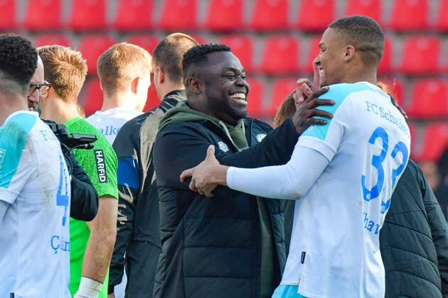Schalker Urgestein Gerald Asamoha freut sich nach dem Spiel sichtlich ueber den Sieg seiner Mannschaft beim Spiel mit Torschuetzen Malick Thiaw (Schalke 04, Nr.33) FC Ingolstadt 04 gegen Schalke 04 am 13.03.2022, DFL regulations prohibit any use of photographs as image sequences and or quasi-video. GER, Fussball, 2. Bundesliga, Spieltag 26, FC Ingolstadt 04 gegen Schalke 04, 13.03.2022, Audi Sportpark Ingolstadt