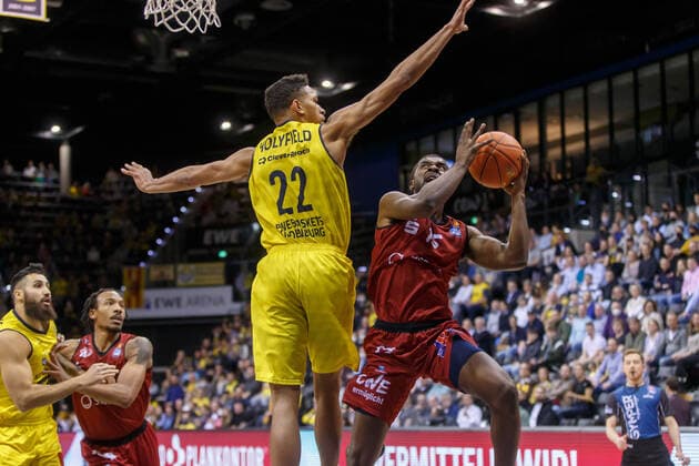 Oldenburg, Niedersachsen, DEU, 13.03.2022, Frantz Massenat (rechts, Niners Chemnitz) und TJ Holyfield (links, EWE Baskets Oldenburg). EWE Baskets Oldenburg vs. Niners Chemnitz. 1. Basketball-Bundesliga Saison 2021 2022, 25. Spieltag, Grosse EWE Arena. EWE Baskets Oldenburg vs. Niners Chemnitz