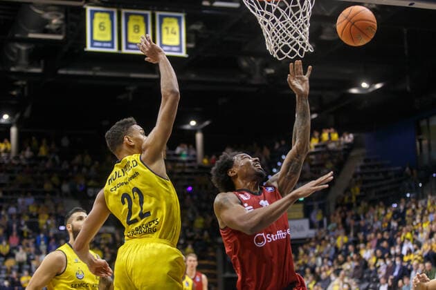Oldenburg, Niedersachsen, DEU, 13.03.2022, Isiaha Mike (rechts, Niners Chemnitz) und TJ Holyfield (links, EWE Baskets Oldenburg). EWE Baskets Oldenburg vs. Niners Chemnitz. 1. Basketball-Bundesliga Saison 2021 2022, 25. Spieltag, Grosse EWE Arena. EWE Baskets Oldenburg vs. Niners Chemnitz