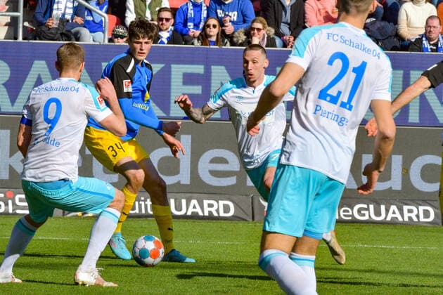 Darko Churlinov (Schalke 04, Nr.7) versucht den Ball zu Simon Terodde (Schalke 04, Nr.9) zu schieben beim Spiel FC Ingolstadt 04 gegen Schalke 04 am 13.03.2022, DFL regulations prohibit any use of photographs as image sequences and or quasi-video. GER, Fussball, 2. Bundesliga, Spieltag 26, FC Ingolstadt 04 gegen Schalke 04, 13.03.2022, Audi Sportpark Ingolstadt