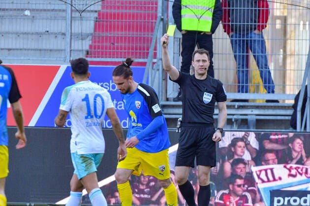 Valmir Sulejmani (SV Sandhausen, Nr.33) erhaelt eine gelbe Karte beim Spiel FC Ingolstadt 04 gegen Schalke 04 am 13.03.2022, DFL regulations prohibit any use of photographs as image sequences and or quasi-video. GER, Fussball, 2. Bundesliga, Spieltag 26, FC Ingolstadt 04 gegen Schalke 04, 13.03.2022, Audi Sportpark Ingolstadt