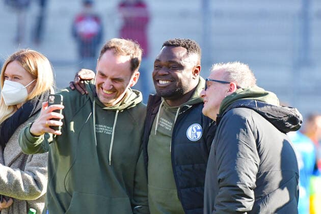 Schalker Urgestein Gerald Asamoha informiert hier den wegen Corona nicht anwesenden Cheftrainer Michael Bueskens (Schalke 04) ueber den Sieg beim Spiel FC Ingolstadt 04 gegen Schalke 04 am 13.03.2022, DFL regulations prohibit any use of photographs as image sequences and or quasi-video. GER, Fussball, 2. Bundesliga, Spieltag 26, FC Ingolstadt 04 gegen Schalke 04, 13.03.2022, Audi Sportpark Ingolstadt