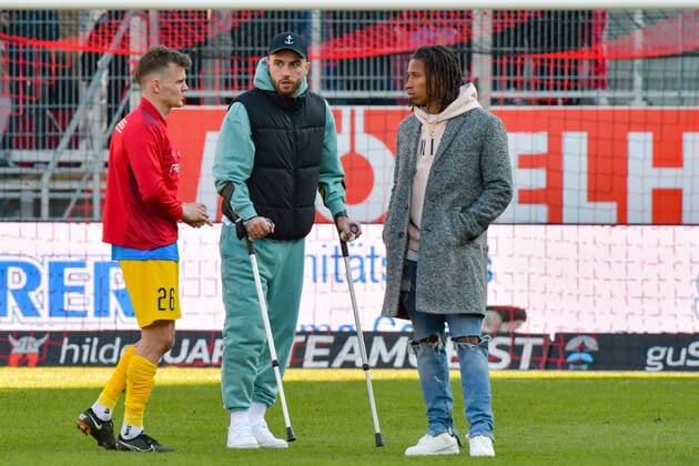 Die Langzeitverletzten Fatih Kaya (FC Ingolstadt, Nr.9) und Caniggia Ginola Elva (SV Sandhausen, Nr.14) nach Spiel zusammen mit Florian Pick (FC Ingolstadt, Nr.26) beim Spiel FC Ingolstadt 04 gegen Schalke 04 am 13.03.2022, DFL regulations prohibit any use of photographs as image sequences and or quasi-video. GER, Fussball, 2. Bundesliga, Spieltag 26, FC Ingolstadt 04 gegen Schalke 04, 13.03.2022, Audi Sportpark Ingolstadt