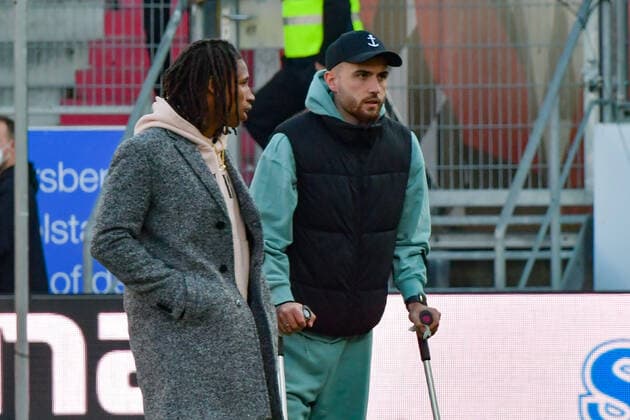 Die Langzeitverletzten Fatih Kaya (FC Ingolstadt, Nr.9) und Caniggia Ginola Elva (SV Sandhausen, Nr.14) nach Spiel FC Ingolstadt 04 gegen Schalke 04 am 13.03.2022, DFL regulations prohibit any use of photographs as image sequences and or quasi-video. GER, Fussball, 2. Bundesliga, Spieltag 26, FC Ingolstadt 04 gegen Schalke 04, 13.03.2022, Audi Sportpark Ingolstadt