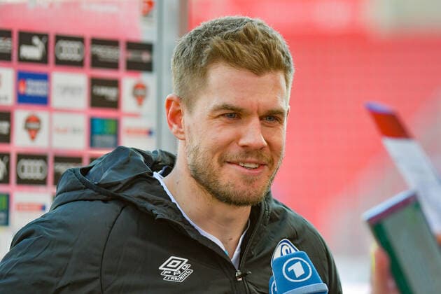 Simon Terodde (Schalke 04, Nr.9) nach dem Spiel beim Interview beim Spiel FC Ingolstadt 04 gegen Schalke 04 am 13.03.2022, DFL regulations prohibit any use of photographs as image sequences and or quasi-video. GER, Fussball, 2. Bundesliga, Spieltag 26, FC Ingolstadt 04 gegen Schalke 04, 13.03.2022, Audi Sportpark Ingolstadt