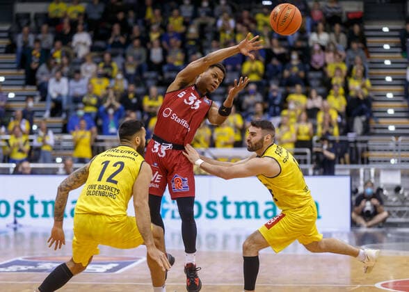 Oldenburg, Niedersachsen, DEU, 13.03.2022, Bennet Hundt (Mitte, EWE Baskets Oldenburg), Matt Farrell (rechts, EWE Baskets Oldenburg) und Martin Breunig (links, EWE Baskets Oldenburg). EWE Baskets Oldenburg vs. Niners Chemnitz. 1. Basketball-Bundesliga Saison 2021 2022, 25. Spieltag, Grosse EWE Arena. EWE Baskets Oldenburg vs. Niners Chemnitz