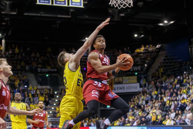 Oldenburg, Niedersachsen, DEU, 13.03.2022, Eric Washington (rechts, Niners Chemnitz) und Alen Pjanic (links, EWE Baskets Oldenburg). EWE Baskets Oldenburg vs. Niners Chemnitz. 1. Basketball-Bundesliga Saison 2021 2022, 25. Spieltag, Grosse EWE Arena. EWE Baskets Oldenburg vs. Niners Chemnitz