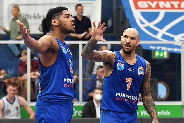 Basketball, 1. Bundesliga, Saison 2021 2022, Nachholspiel 15. Spieltag, SYNTAINICS MBC (Mitteldeutscher Basketball Club Weissenfels) vs. Fraport Skyliners Frankfurt Main (13.03.2022) Jubel bei Kostja Mushidi (Weissenfels, Rueckennummer 11) (li.) und Sergio Kerusch (Forward MBC Weissenfels, Rueckennummer 7) (re.) nach einem Dunk von Mushidi beim Spiel Weißenfels gegen Fraport Skyliners Frankfurt (13. 03. 2022) Weißenfels Sachsen-Anhalt Deutschland Stadthalle Weißenfels