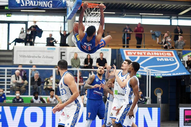 Sport Themen der Woche KW10 Basketball, 1. Bundesliga, Saison 2021 2022, Nachholspiel 15. Spieltag, SYNTAINICS MBC (Mitteldeutscher Basketball Club Weissenfels) vs. Fraport Skyliners Frankfurt Main (13.03.2022) Jubel bei Kostja Mushidi (Weissenfels, Rueckennummer 11) (Mitte) nach einem Dunk Dunking beim Spiel Weißenfels gegen Fraport Skyliners Frankfurt (13. 03. 2022). Rasheed Moore (Forward Skyliners Frankfurt, Rueckennummer 20), Sergio Kerusch (Forward MBC Weissenfels, Rueckennummer 7), Lukas Wank (Guard Skyliners Frankfurt, Rueckennummer 0), Brancou Badio (Guard Skyliners Frankfurt, Rueckennummer 8) (v.l.n.r) schauen zu. Weißenfels Sachsen-Anhalt Deutschland Stadthalle Weißenfels
