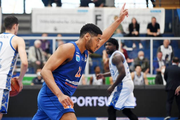 Basketball, 1. Bundesliga, Saison 2021 2022, Nachholspiel 15. Spieltag, SYNTAINICS MBC (Mitteldeutscher Basketball Club Weissenfels) vs. Fraport Skyliners Frankfurt Main (13.03.2022) Jubel bei Kostja Mushidi (Weissenfels, Rueckennummer 11) nach einem Drei-Punkte-Wurf in den Korb beim Spiel Weißenfels gegen Fraport Skyliners Frankfurt (13. 03. 2022) Weißenfels Sachsen-Anhalt Deutschland Stadthalle Weißenfels