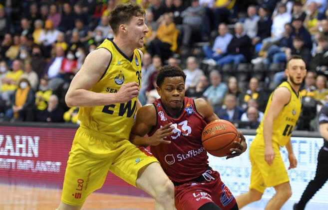GER, Basketball,easy Credit-BBL, EWE Baskets Oldenburg vs Chemnitz 99ers 13.03.2022, EWE Arena, Oldenburg, GER, easy Credit-BBL, EWE Baskets Oldenburg vs Chemnitz 99ers , im Bild Eric WASHINGTON ( Chemnitz 99ers 33 ) Alen PJANIC ( EWE Baskets Oldenburg 35 )