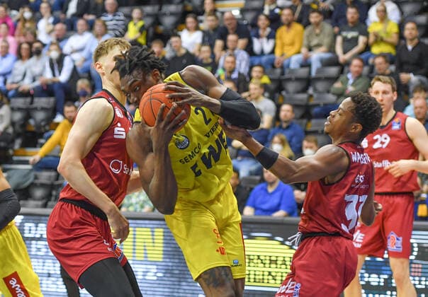 GER, Basketball,easy Credit-BBL, EWE Baskets Oldenburg vs Chemnitz 99ers 13.03.2022, EWE Arena, Oldenburg, GER, easy Credit-BBL, EWE Baskets Oldenburg vs Chemnitz 99ers , im Bild Tai ODIASE ( EWE Baskets Oldenburg 21 ) Jonas RICHTER ( Chemnitz 99ers 7 ) Eric WASHINGTON ( Chemnitz 99ers 33 )