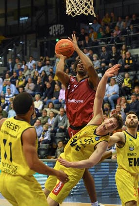 GER, Basketball,easy Credit-BBL, EWE Baskets Oldenburg vs Chemnitz 99ers 13.03.2022, EWE Arena, Oldenburg, GER, easy Credit-BBL, EWE Baskets Oldenburg vs Chemnitz 99ers , im Bild Isiaha MIKE ( Chemnitz 99ers 11 ) Alen PJANIC ( EWE Baskets Oldenburg 35 )