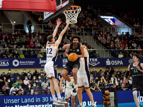 Tyler Cheese (Team Ehingen Urspring 04), Stefan Ilzhoefer (Rostock Seawolves 12), Bernat Vanaclocha (Team Ehingen Urspring 44) Rostock Seawolves vs Team Ehingen Urspring, 2. Barmer Basketball-Bundesliga, ProA, Spielzeit 2021 2022, 29.Spieltag, 13.03.2022 Rostock Seawolves vs Team Ehingen Urspring, 2. Barmer Basketball-Bundesliga, ProA, Spielzeit 2021 2022, 29.Spieltag, 13.03.2022 Rostock Copyright: xStephaniexZerbe xEibner-Pressefotox EP_SZE
