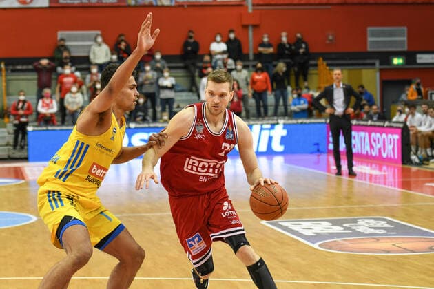 Oscar Da Silva, Florian Koch 25. Spieltag, Basketball Bundesliga, Basketball Saison 2021 2022, Deutschland, easyCredit BBL, Germany, Giessen 46ers, giessen rot, Herren, Jobstairs GIESSEN 46ers - Alba Berlin, Männer, Berlin in gelb