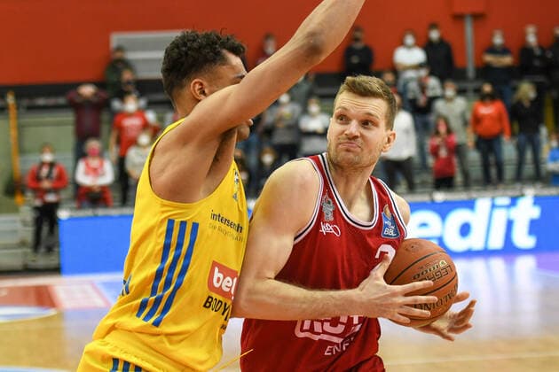 Oscar Da Silva, Florian Koch 25. Spieltag, Basketball Bundesliga, Basketball Saison 2021 2022, Deutschland, easyCredit BBL, Germany, Giessen 46ers, giessen rot, Herren, Jobstairs GIESSEN 46ers - Alba Berlin, Männer, Berlin in gelb