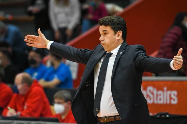 Israel Gonzalez, Coach Alba Berlin 25. Spieltag, Basketball Bundesliga, Basketball Saison 2021 2022, Deutschland, easyCredit BBL, Germany, Giessen 46ers, giessen rot, Herren, Jobstairs GIESSEN 46ers - Alba Berlin, Männer, Berlin in gelb