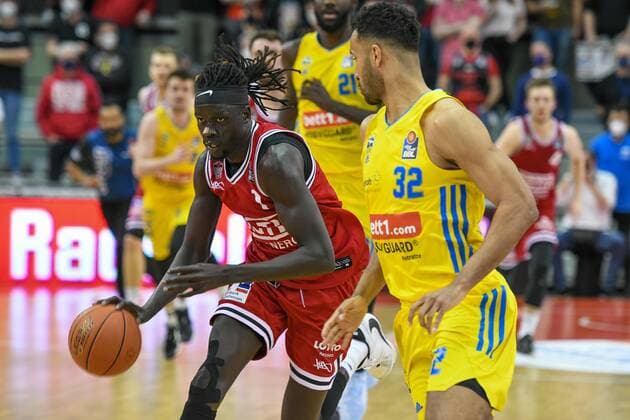 Nuni Omot, Johannes Thiemann 25. Spieltag, Basketball Bundesliga, Basketball Saison 2021 2022, Deutschland, easyCredit BBL, Germany, Giessen 46ers, giessen rot, Herren, Jobstairs GIESSEN 46ers - Alba Berlin, Männer, Berlin in gelb