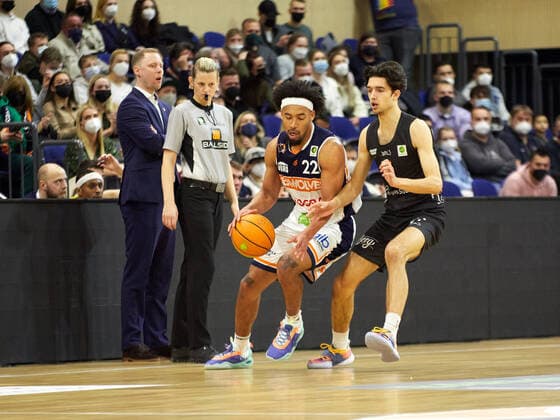 Zweikampf zwischen Nijal Pearson (Rostock Seawolves 22) und Tim Martinez (Team Ehingen Urspring 03) Rostock Seawolves vs Team Ehingen Urspring, 2. Barmer Basketball-Bundesliga, ProA, Spielzeit 2021 2022, 29.Spieltag, 13.03.2022 Rostock Seawolves vs Team Ehingen Urspring, 2. Barmer Basketball-Bundesliga, ProA, Spielzeit 2021 2022, 29.Spieltag, 13.03.2022 Rostock Copyright: xStephaniexZerbe xEibner-Pressefotox EP_SZE