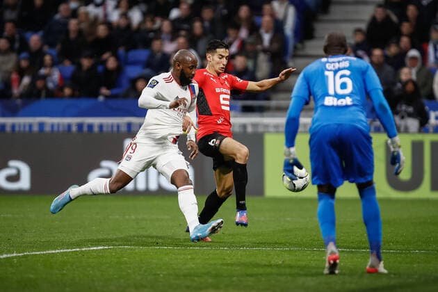 Moussa Dembele (Olympique Lyonnais) vs Nayef Aguerd (Rennes) FOOTBALL : Olympique Lyonnais vs Stade Rennais - Ligue 1 Uberteat - 13 03 2022 AurelienMorissard Panoramic 