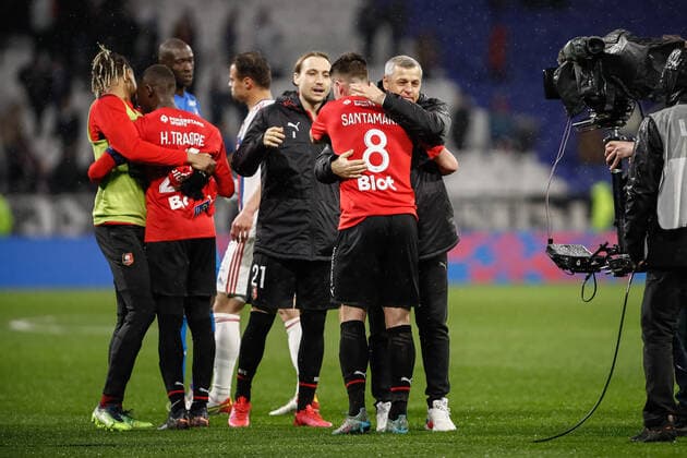 Joie des joueurs de Rennes apres leur victoire a Lyon - Bruno Genesio - Entraineur (Rennes) et Baptiste Santamaria (Rennes) FOOTBALL : Olympique Lyonnais vs Stade Rennais - Ligue 1 Uberteat - 13 03 2022 AurelienMorissard Panoramic 