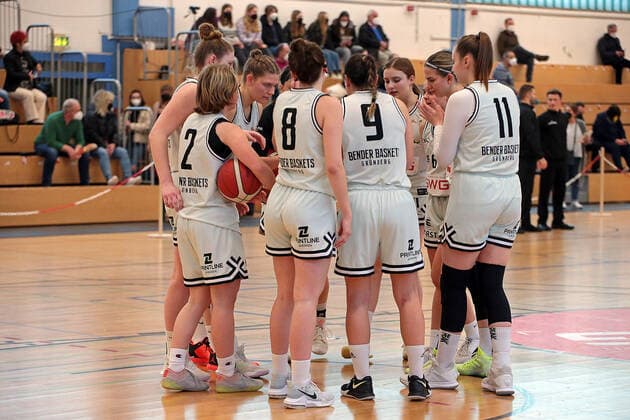 13.03.2022, xovx, Basketball Damen 2. Bundesliga DBBL, Bender Baskets Grünberg - Eintracht Braunschweig Die Spielerinnen der Bender Baskets schwören sich auf das Spiel ein. Grünberg Sporthalle Theo-Koch-Schule Hessen Deutschland (DE)