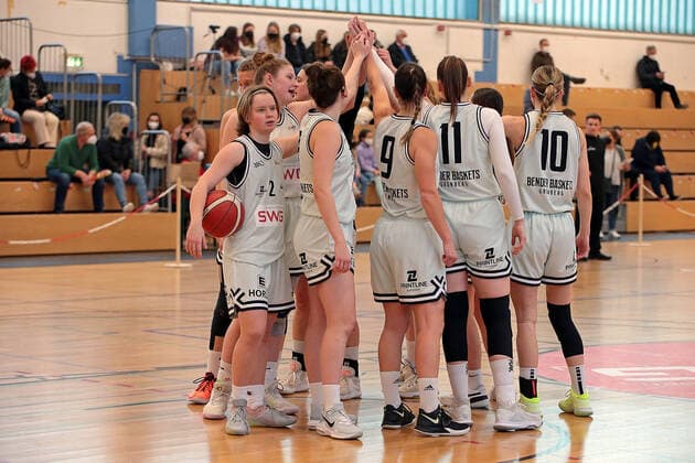 13.03.2022, xovx, Basketball Damen 2. Bundesliga DBBL, Bender Baskets Grünberg - Eintracht Braunschweig Die Spielerinnen der Bender Baskets schwören sich auf das Spiel ein. Grünberg Sporthalle Theo-Koch-Schule Hessen Deutschland (DE)