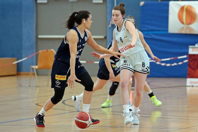 13.03.2022, xovx, Basketball Damen 2. Bundesliga DBBL, Bender Baskets Grünberg - Eintracht Braunschweig v.l. Arianna Zampieri (Eintracht Braunschweig), Elisa Mevius (Bender Baskets Grünberg) Grünberg Sporthalle Theo-Koch-Schule Hessen Deutschland (DE)
