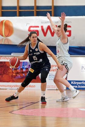 13.03.2022, xovx, Basketball Damen 2. Bundesliga DBBL, Bender Baskets Grünberg - Eintracht Braunschweig v.l. Arianna Zampieri (Eintracht Braunschweig), Elisa Mevius (Bender Baskets Grünberg) Grünberg Sporthalle Theo-Koch-Schule Hessen Deutschland (DE)