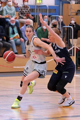 13.03.2022, xovx, Basketball Damen 2. Bundesliga DBBL, Bender Baskets Grünberg - Eintracht Braunschweig v.l. Venla Varis (Bender Baskets Grünberg), Jordan Chavis (Eintracht Braunschweig) Grünberg Sporthalle Theo-Koch-Schule Hessen Deutschland (DE)