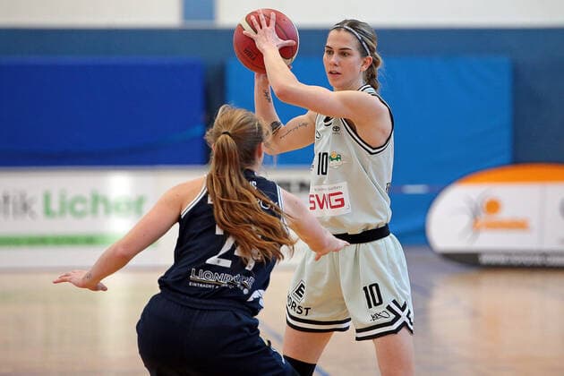 13.03.2022, xovx, Basketball Damen 2. Bundesliga DBBL, Bender Baskets Grünberg - Eintracht Braunschweig v.l. Jordan Chavis (Eintracht Braunschweig), Venla Varis (Bender Baskets Grünberg) Grünberg Sporthalle Theo-Koch-Schule Hessen Deutschland (DE)