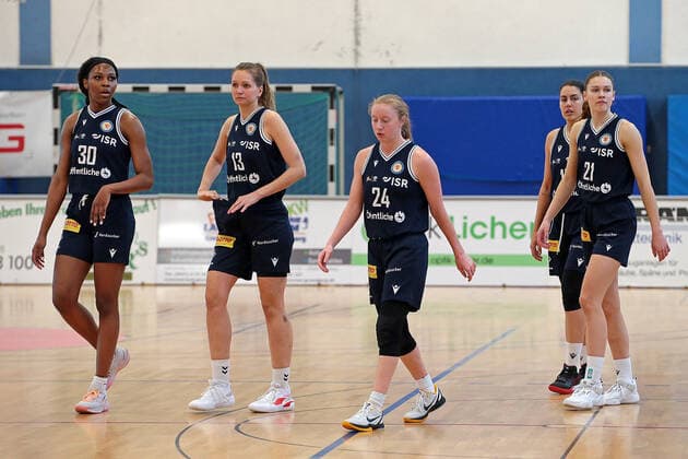 13.03.2022, xovx, Basketball Damen 2. Bundesliga DBBL, Bender Baskets Grünberg - Eintracht Braunschweig v.l. Shaquanda Miller-McCray (Eintracht Braunschweig), Veronika Slazyk (Eintracht Braunschweig), Jordan Chavis (Eintracht Braunschweig), Arianna Zampieri (Eintracht Braunschweig), Lina Falk (Eintracht Braunschweig) Grünberg Sporthalle Theo-Koch-Schule Hessen Deutschland (DE)