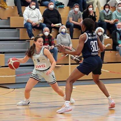 13.03.2022, xovx, Basketball Damen 2. Bundesliga DBBL, Bender Baskets Grünberg - Eintracht Braunschweig v.l. Nina Horvath (Bender Baskets Grünberg), Shaquanda Miller-McCray (Eintracht Braunschweig) Grünberg Sporthalle Theo-Koch-Schule Hessen Deutschland (DE)