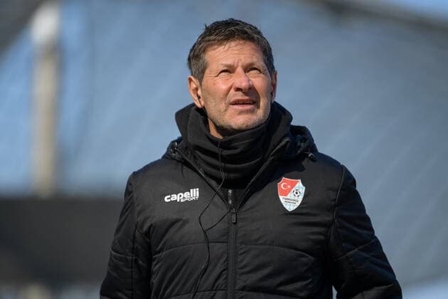 Fußball, 3. Liga, 20220312, Türkgücü München - 1. FC Magdeburg. Im Bild Trainer von Tuerkguecue Türkgücü München Andreas HERAF blickt ben Himmel hoffnungsvoll Hoffnung. München Olympiastadion Bayern Deutschland Copyright: Passion2Press MarkusxFischerx
