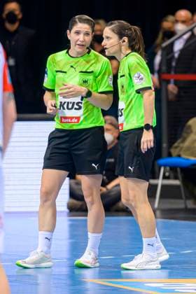Stuttgart, Deutschland 13. Maerz 2022: HBL - 21 22 - TVB 1898 Stuttgart vs. SC Magdeburg Schiedsrichterin Tanja Kuttler und Maike Merz Stuttgart Porsche Arena Baden-Württemberg Deutschland